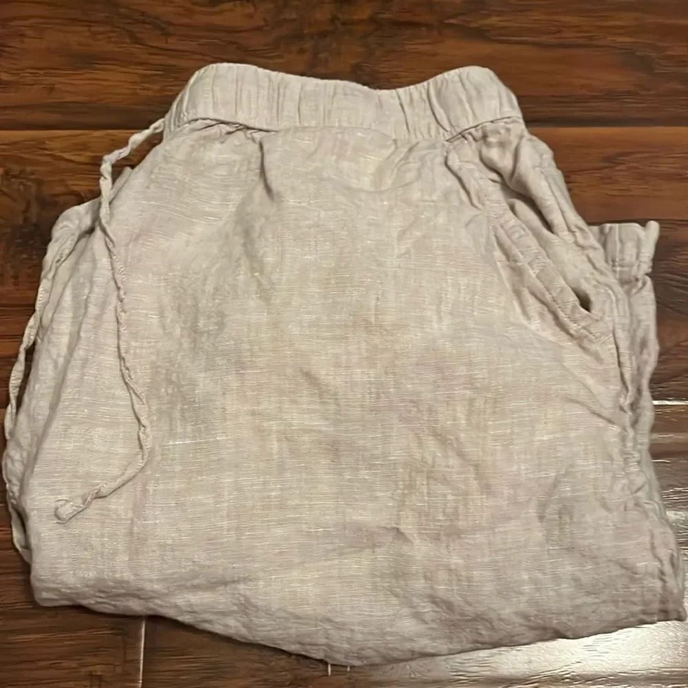 Tahari Tan 100% Linen Elastic Waist Minimalist Semi Sheer Shorts
